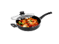 Raviolis à la sauce tomate dans une poêle.