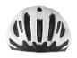 Un casque de vélo blanc avec des aérations et des bandes réfléchissantes.