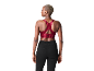 Femme de dos en brassière de sport rouge et pantalon de sport noir.