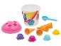 Ensemble de jouets de sable sur le thème de la crème glacée avec seau, pelle, cornets et moules.