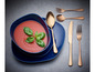 Soupe de tomates dans un bol bleu avec des couverts.
