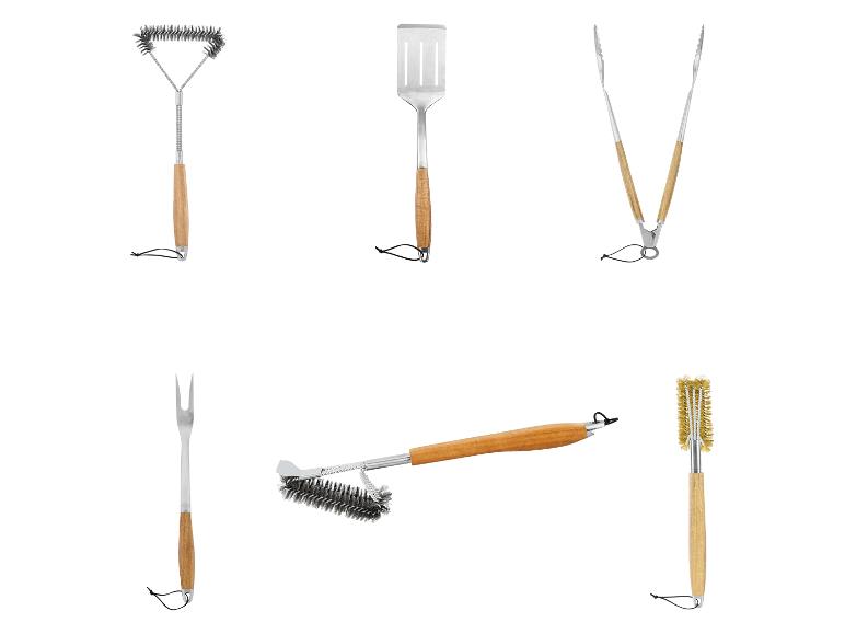 Ensemble d'outils de barbecue : brosses, spatule, pinces et fourchette avec manches en bois.