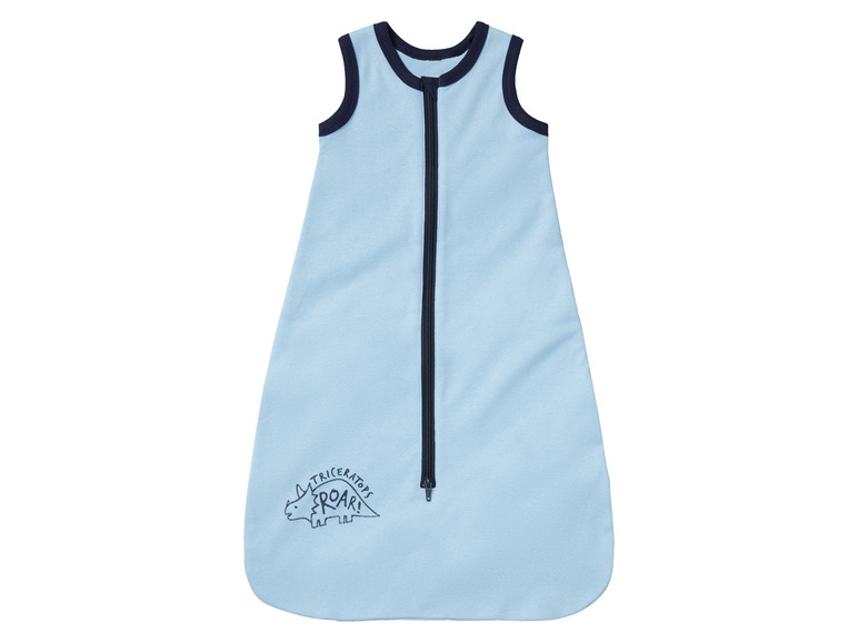 Un sac de couchage bleu pour bébé avec un motif de dinosaure.