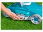 Robot tondeuse turquoise sur gazon.