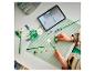 Enfant assemblant un bouquet de fleurs en briques, suivant les instructions sur une tablette.