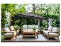 Ensemble de mobilier de patio avec un grand parasol déporté gris.