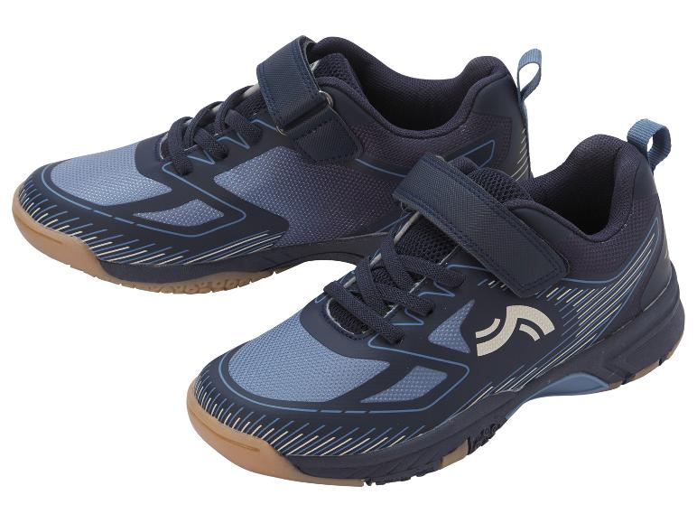 Une paire de chaussures de sport bleues avec des détails en maille et une fermeture velcro.