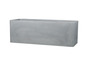 Une longue jardinière en béton gris.