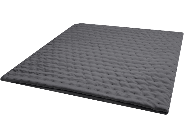 Couverture ou couvre-lit matelassé gris foncé, soigneusement plié