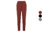 Pantalons amples en plusieurs couleurs : rouge brique, noir et imprimé ethnique.