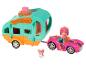 Une voiture jouet rose avec une poupée et une caravane.