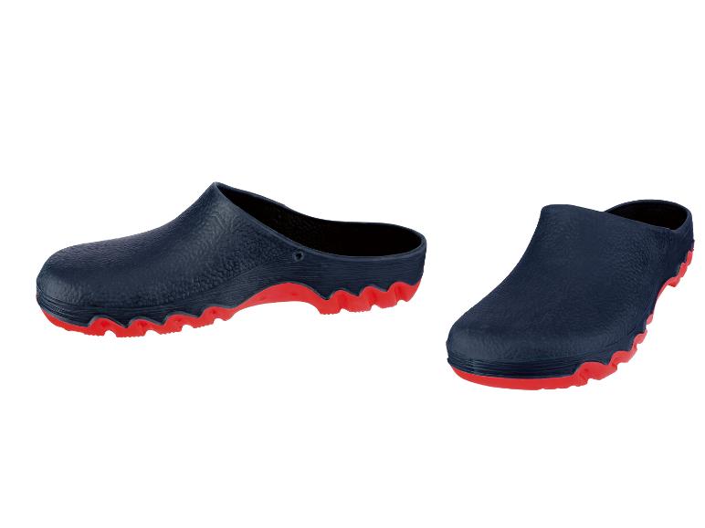 Deux paires de sabots bleus avec des semelles rouges.