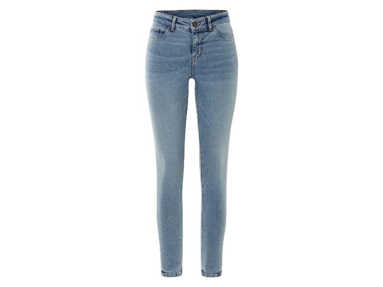 Jeans slim ajustés, coupe féminine.