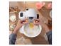 Un robot pâtissier avec des œufs, du beurre et de la farine pour la pâtisserie.