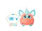 Furby corail moelleux avec des oreilles turquoise et des accessoires de coiffure.