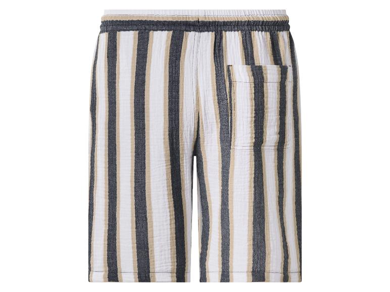 Short rayé blanc, noir et beige avec taille élastique et poche arrière.