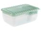 Boîtes de conservation empilables transparentes avec couvercles vert pâle.