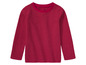 Un t-shirt à rayures rouges et blanches à manches longues.