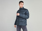 Un homme porte une veste d'hiver bleu foncé.