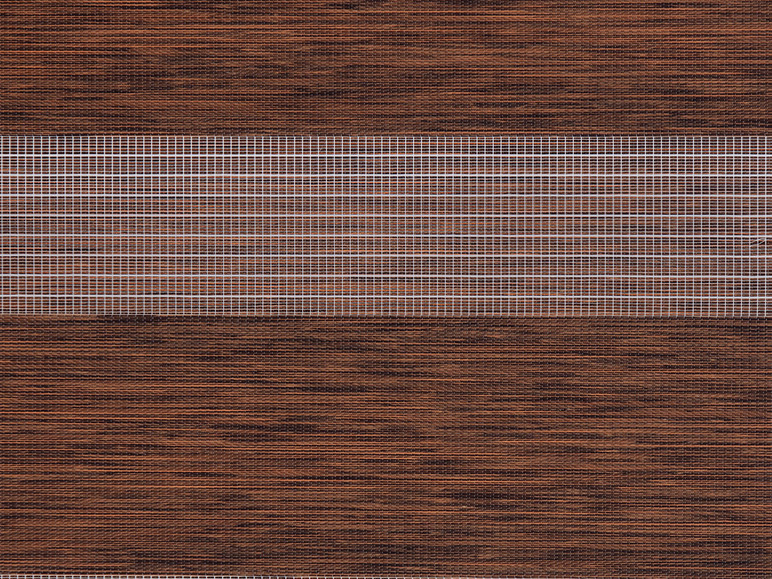 Un store enrouleur tissé marron et blanc avec un aspect bois.