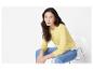 Pull pastel jaune et jeans : vêtements pour femmes.