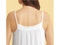 Une femme portant une robe blanche en coton.