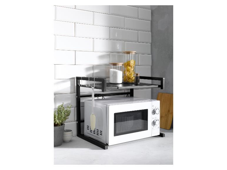 Micro-ondes et étagère de cuisine noire avec rangements ; bocaux en verre.