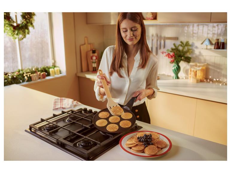 Une femme cuit des mini-crêpes dans une poêle à crêpes SILVERCREST®.