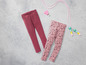 Deux paires de leggings, l'une unie rose et l'autre à imprimé floral, avec une corde à sauter et une raquette de badminton.