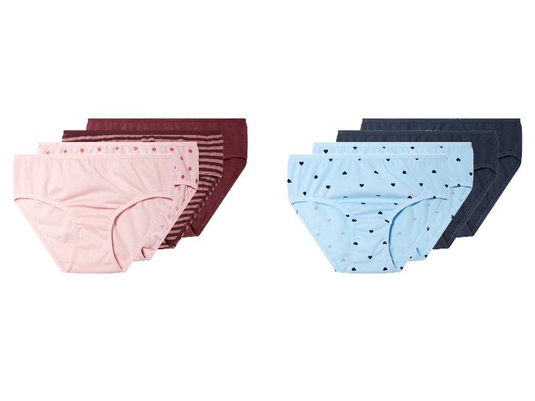 Trois paquets de culottes pour femmes avec différents motifs.
