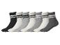 Sept paires de chaussettes rayées dans des tons noirs, blancs et gris.
