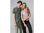 Un homme et une femme en tenue décontractée, il porte une chemise verte à imprimé camouflage et elle un t-shirt rose à imprimé léopard.