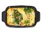 Gratin de pommes de terre au brocoli dans un plat à gratin noir.