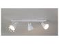 Lampe de plafond blanche avec trois spots orientables.
