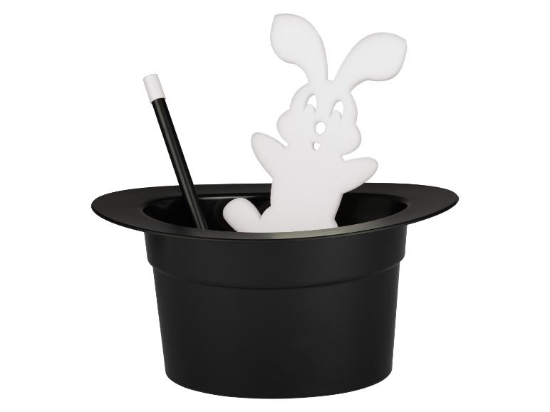 Chapeau de magicien noir avec baguette magique et lapin blanc