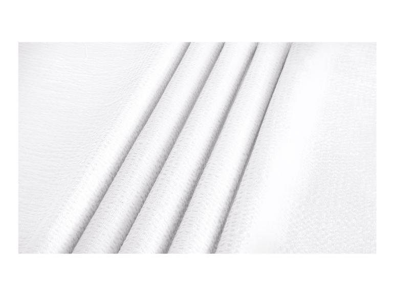 Tissu blanc avec plis doux et texture subtile