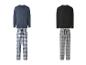 Deux ensembles de pyjamas pour hommes, un bleu avec un pantalon à carreaux et un noir avec un pantalon à carreaux gris.
