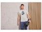 Homme en t-shirt blanc ' 'avec des vêtements de sport et un tapis de yoga.