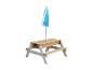 Table de pique-nique en bois pour enfants avec parasol bleu et blanc.