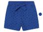 Shorts bleus à broderie anglaise pour enfant.
