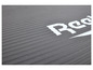 Un tapis de fitness Reebok gris à texture nervurée.