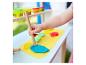Enfant jouant avec de la pâte à modeler colorée et des outils sur une table.