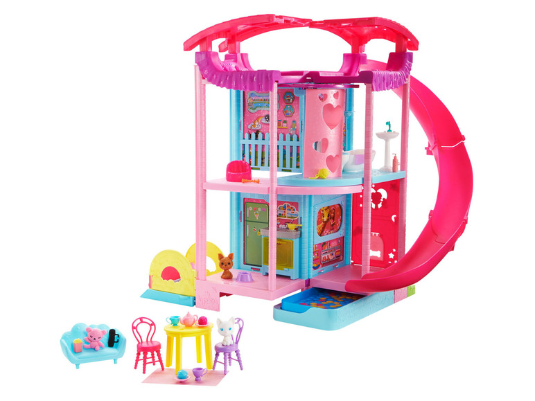 Une maison de poupée Barbie rose avec un toboggan, une cuisine, une salle de bain et des meubles.