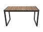 Table de salle à manger de jardin avec un cadre en métal noir et un plateau à lattes aspect bois.