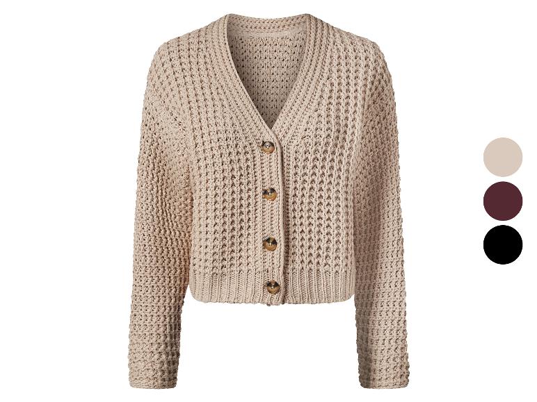 Gilet en tricot beige clair avec boutons en bois.