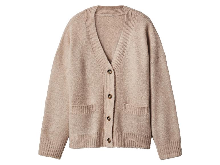 Cardigan en maille beige avec boutons marrons et poches avant.
