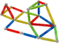 Bâtonnets et billes magnétiques colorés formant une structure géométrique complexe.