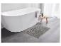 Bain moderne et tapis de bain gris.
