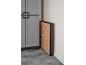Établi pliant rangé verticalement à côté d'une armoire de rangement en plastique gris.