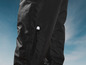 Pantalon imperméable noir avec fermeture éclair.